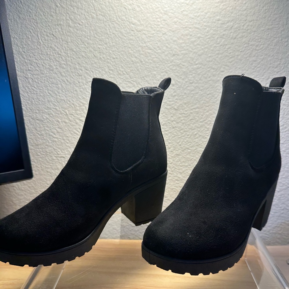 Black heeled boots